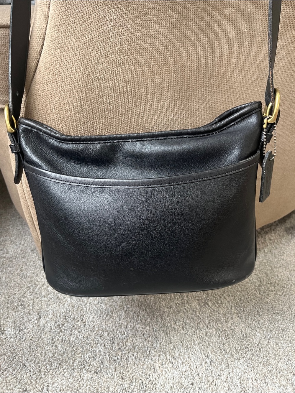 VINTAGE Coach black Leather Crossbody Bag with Gold Hardware (A6C-4143)